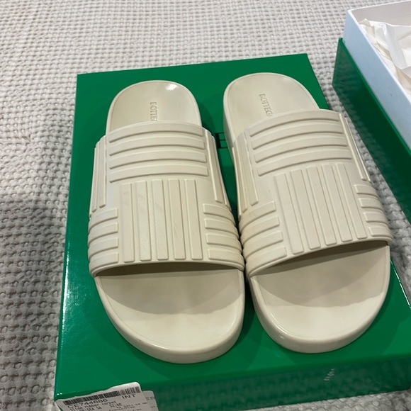 Bottega Veneta pool slides - Picture 2 of 5